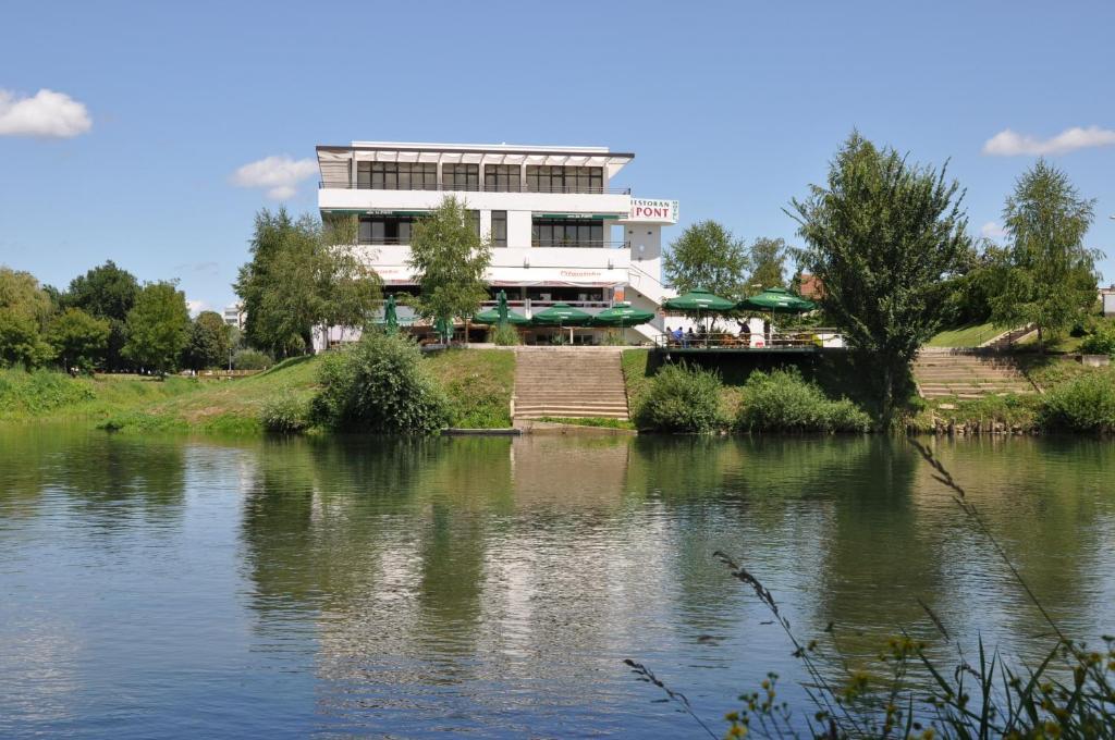 Hotel Le Pont 普里耶多尔 外观 照片