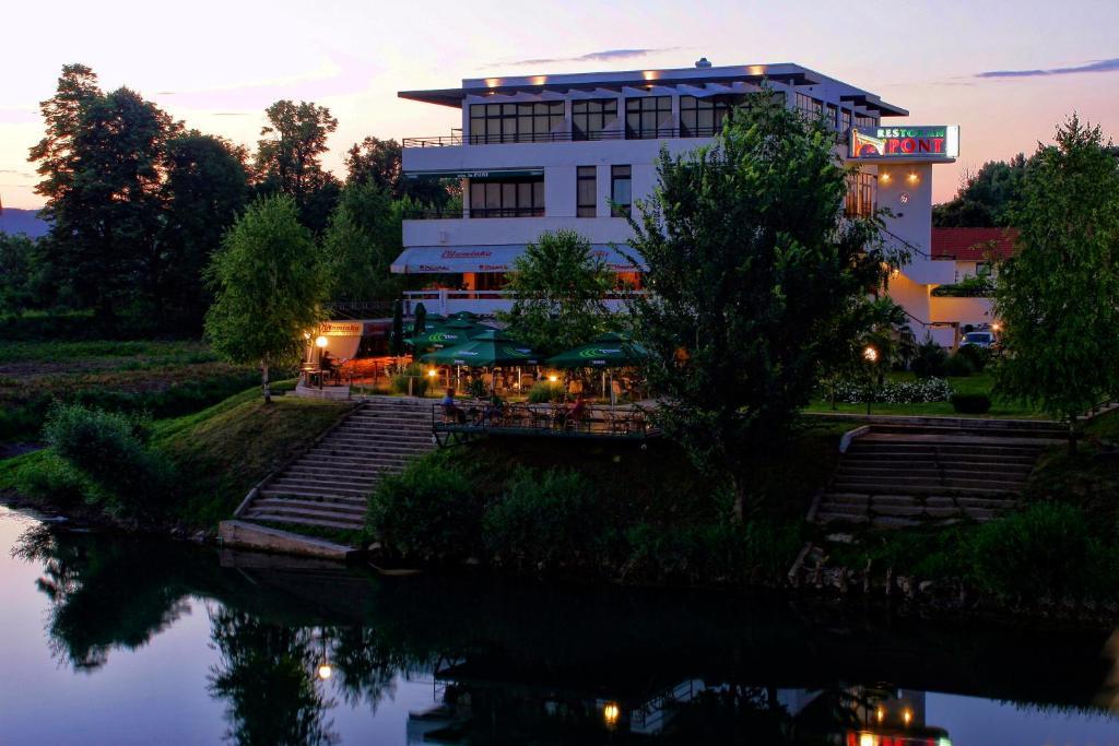 Hotel Le Pont 普里耶多尔 外观 照片