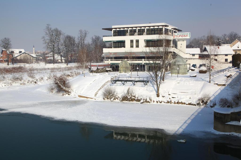 Hotel Le Pont 普里耶多尔 外观 照片