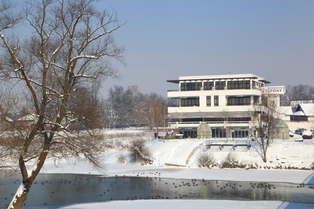 Hotel Le Pont 普里耶多尔 外观 照片