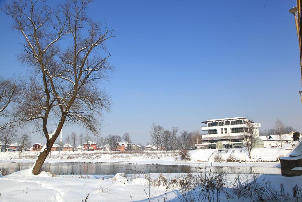 Hotel Le Pont 普里耶多尔 外观 照片