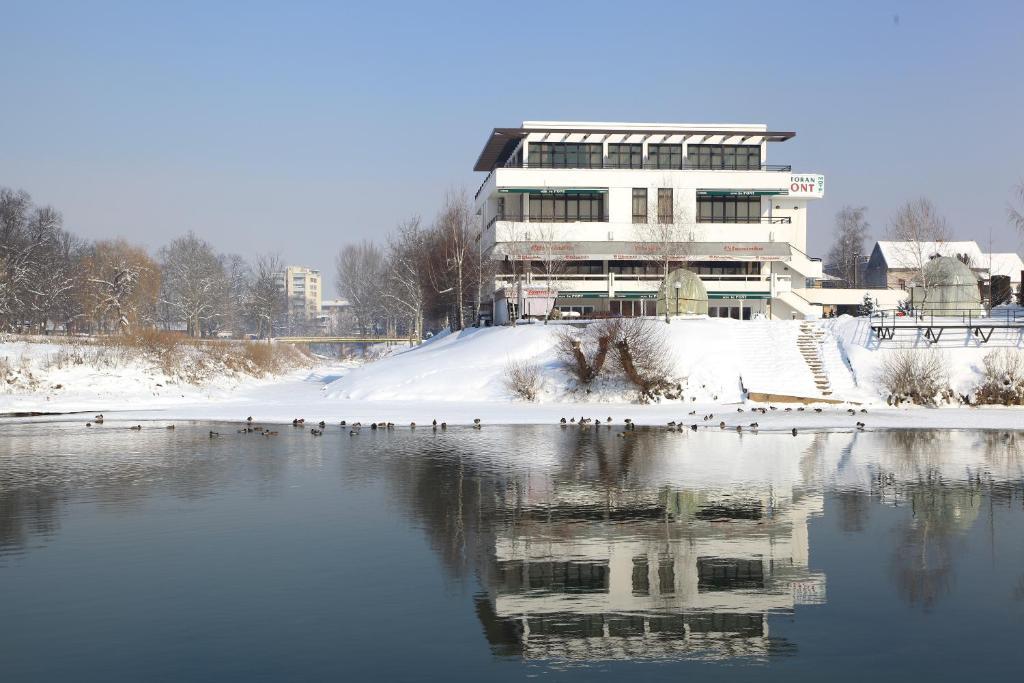 Hotel Le Pont 普里耶多尔 外观 照片