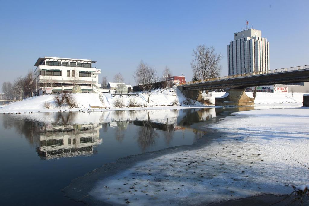 Hotel Le Pont 普里耶多尔 外观 照片